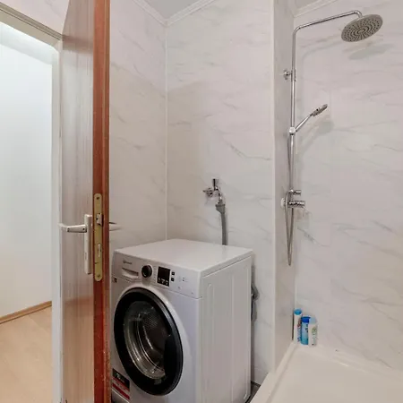 Schöne, Möblierte Mit Balkon Und Tiefgarage