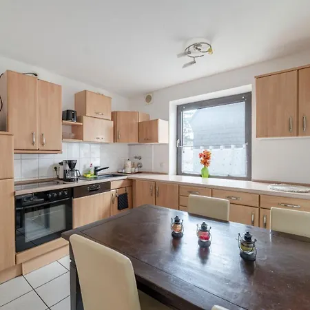 Schoene, Moeblierte Mit Balkon Und Tiefgarage