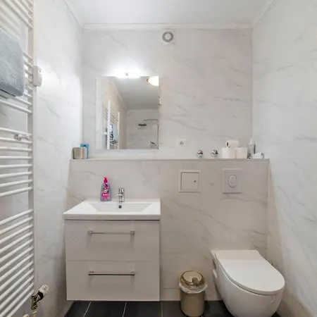 Schöne, Möblierte Mit Balkon Und Tiefgarage Apartment *