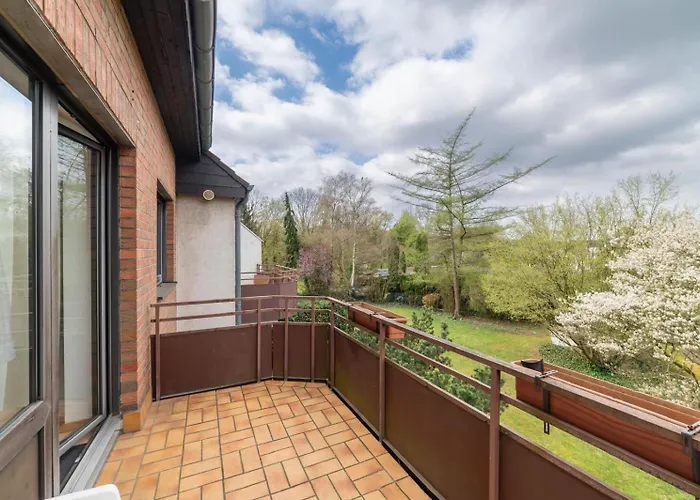 Schoene, Moeblierte Mit Balkon Und Tiefgarage Lejlighed