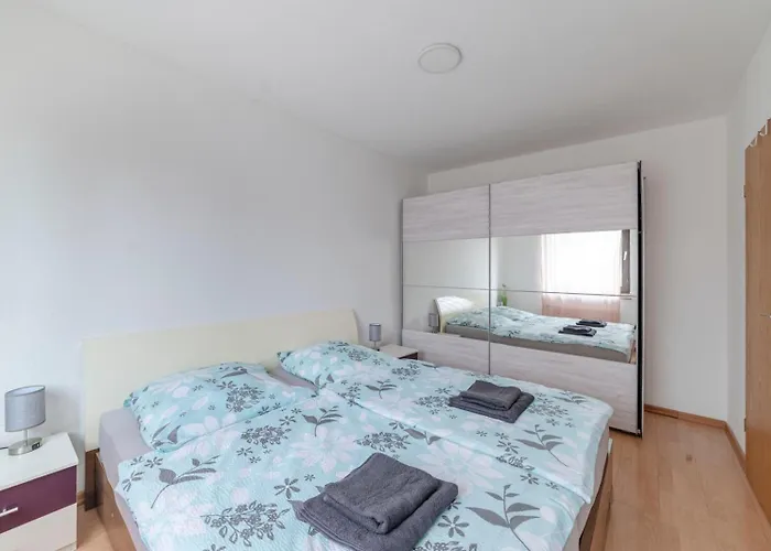 Apartman Schoene, Moeblierte Mit Balkon Und Tiefgarage Düsseldorf