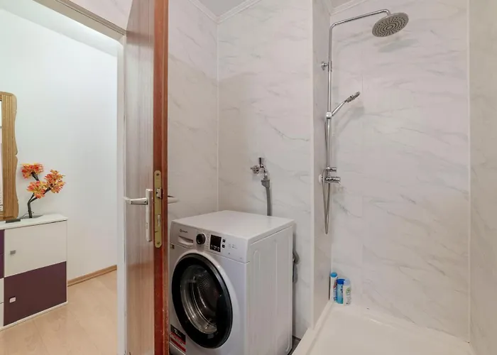 Schoene, Moeblierte Mit Balkon Und Tiefgarage