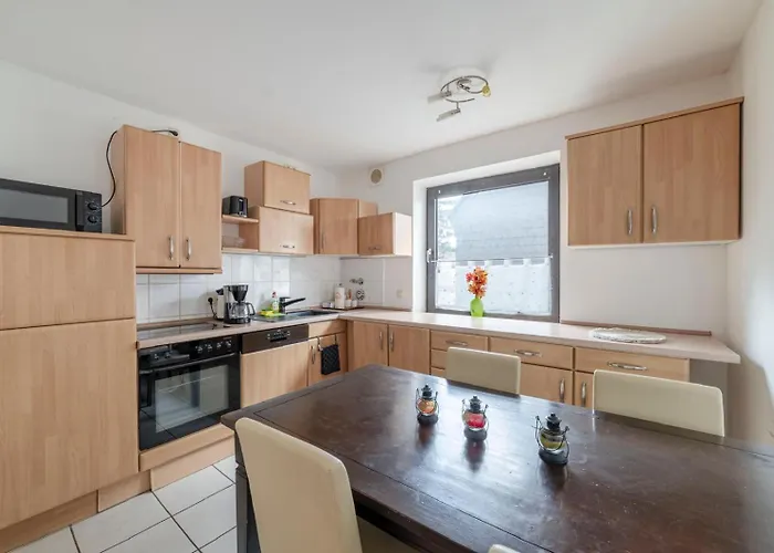 Schoene, Moeblierte Mit Balkon Und Tiefgarage